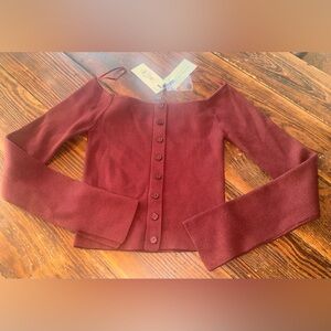 NWT size medium collection de tricots Burgundy Off-Shoulder Button-Up Top